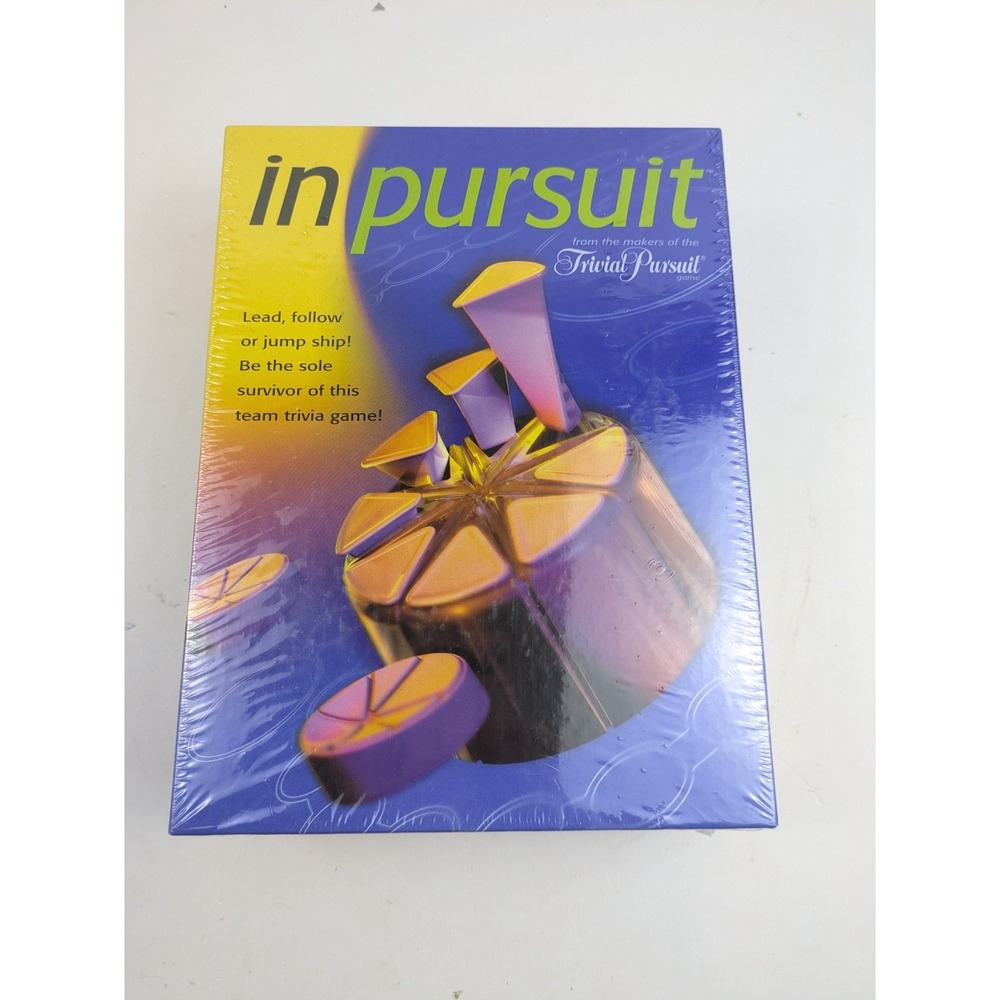 IN PURSUIT Board Game by TRIVIAL PURSUIT  2001
